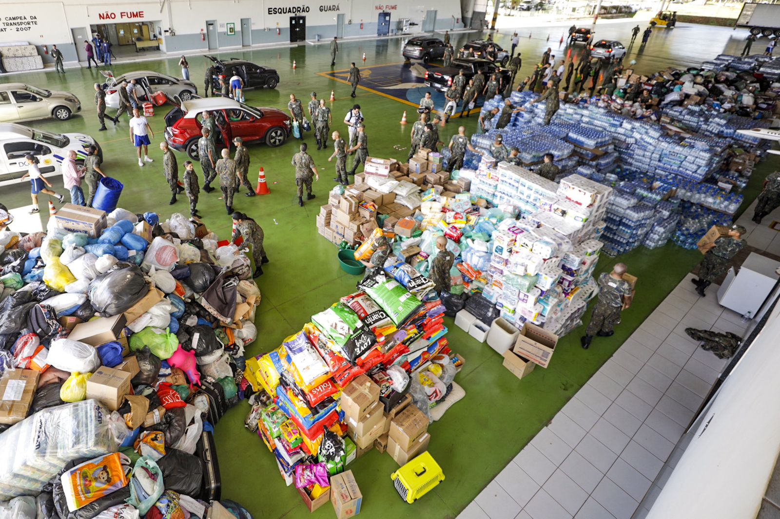 Governo Federal envia toneladas de donativos ao Rio Grande do Sul. Produtos foram embarcados na Base Aérea de Brasília | Foto: Lucas Leffa/SecomPR