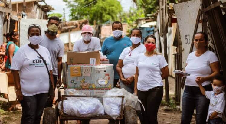 Voluntários da Cufa em campo realizando a doação de alimentos. Foto: Divulgação