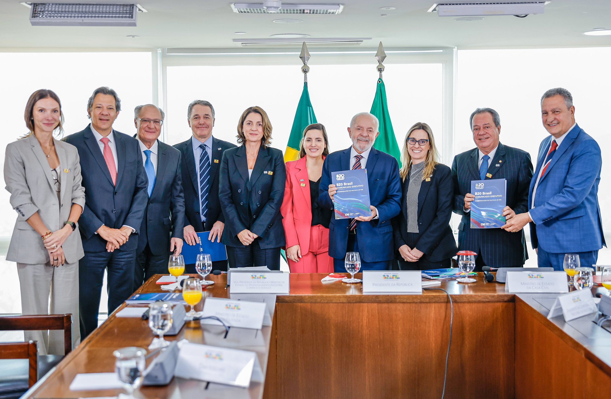 O presidente Luiz Inácio Lula da Silva recebe as recomendações do B20, no Palácio do Planalto. Crédito: Ricardo Stuckert / PR