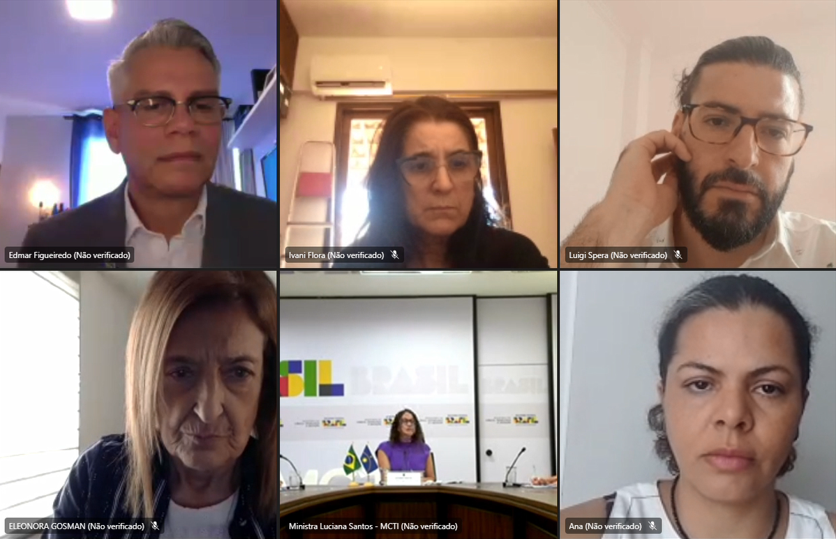 Correspondentes estrangeiros em entrevista por videoconferência.