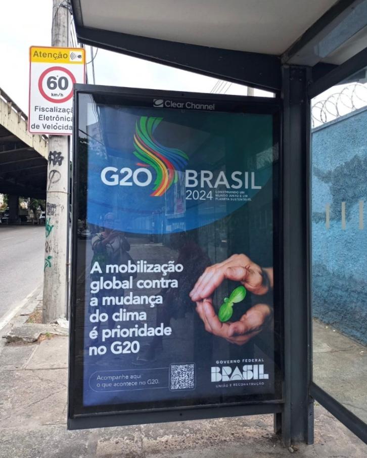 En los mobiliarios urbanos, como los de paradas de ómnibus, es posible conocer más sobre los objetivos de la presidencia brasileña del G20. Foto: Divulgación