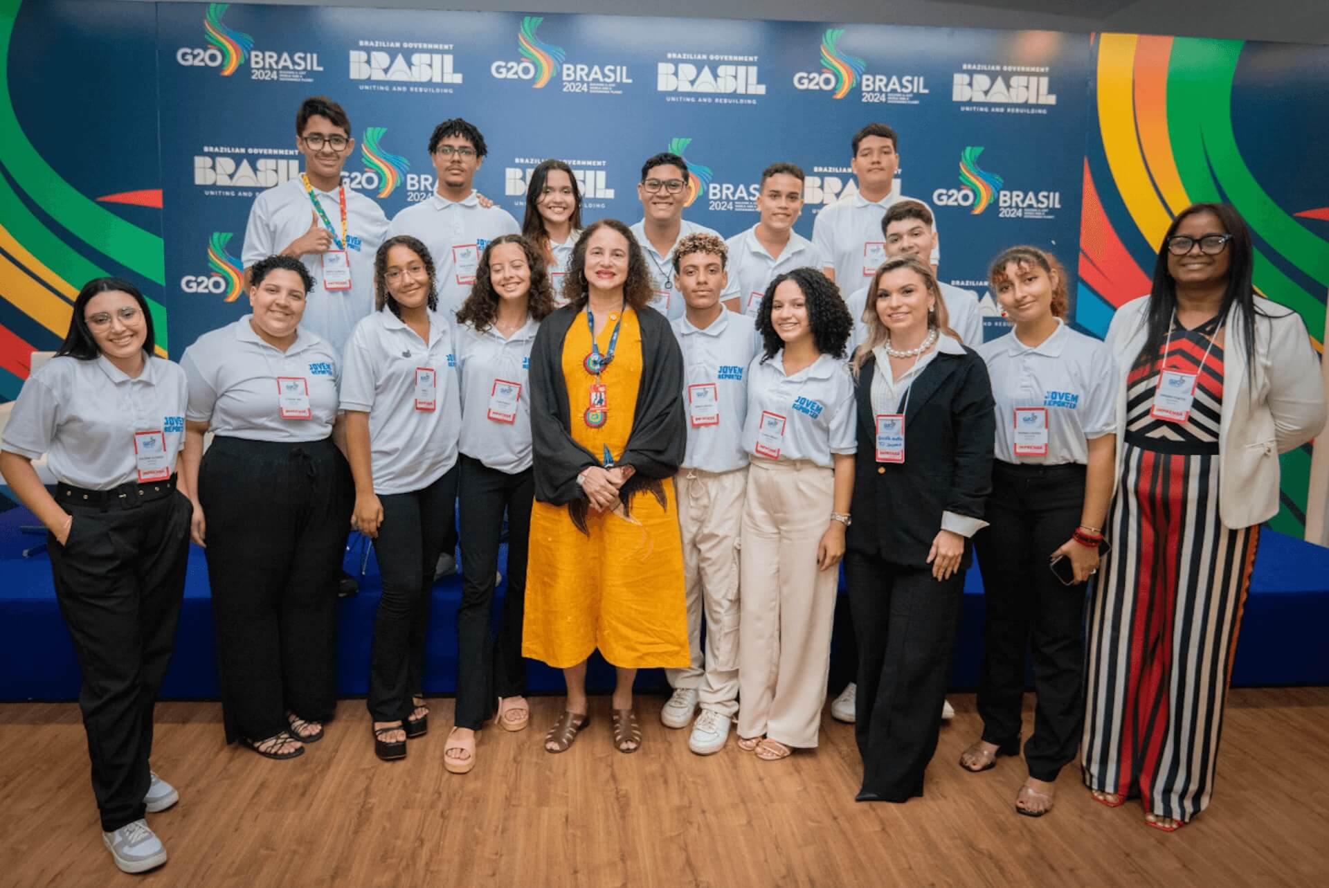 Ao fim das perguntas, os jovens puderam ter um registro junto à ministra. Foto: Seduc Alagoas/Alexandre Teixeira