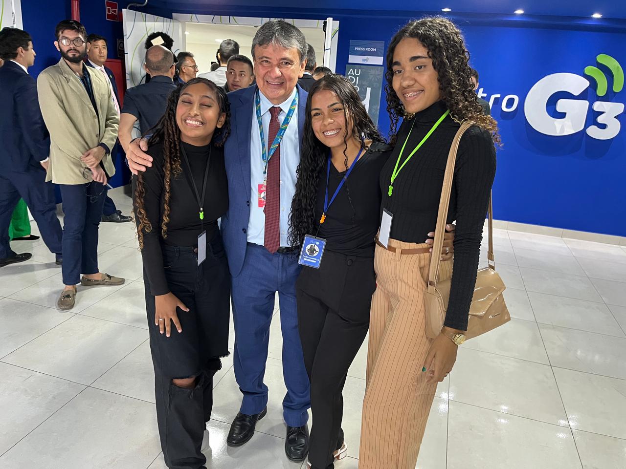 Ministro Wellington Dias com alunas do Centro Estadual de Tempo Integral José Pereira da Silva.