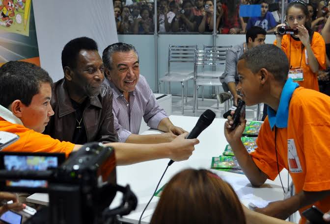 Em 18 anos de história, o Imprensa Jovem teve chance de entrevistar grandes personalidades, entre elas Maurício de Souza, criador da Turma da Mônica, e Pelé, o rei do futebol. Foto: Acervo/Imprensa Jovem