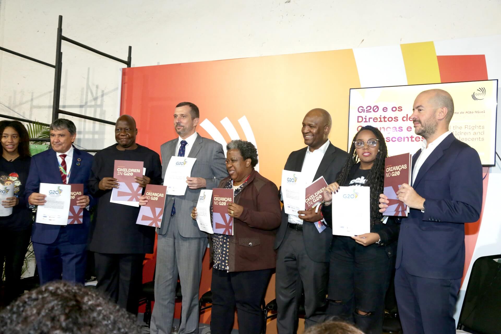 Adolescentes fizeram entrega de carta a autoridades do Brasil e da África do Sul. Na foto, da esquerda para a direita: Julia, Wellington Dias, Rotimy Djossaya, Felipe Hess, Macaé Evaristo, Mongezi Mnguni, Maria Eduarda e Renato Godoy. Foto: Vera Donato