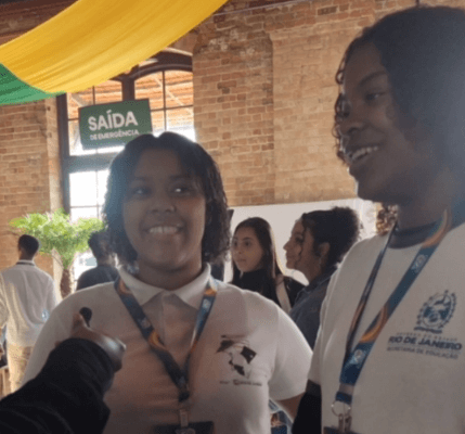 Maria Nascimento and Adriana Araújo (from left to right), high school students at a public school during Y20. Photo: Letícia Santana