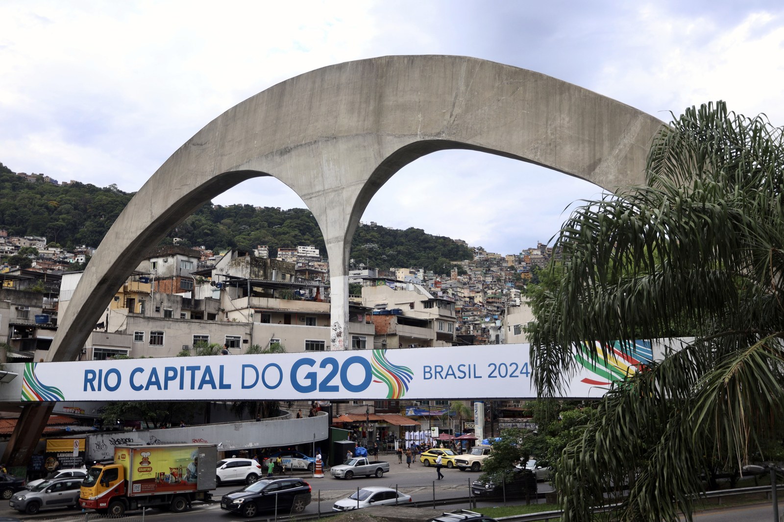 La entrada de la Favela de Rocinha, desde el año pasado, cuenta con banner del G20. Foto: Divulgación/Alcaldía Río de Janeiro 