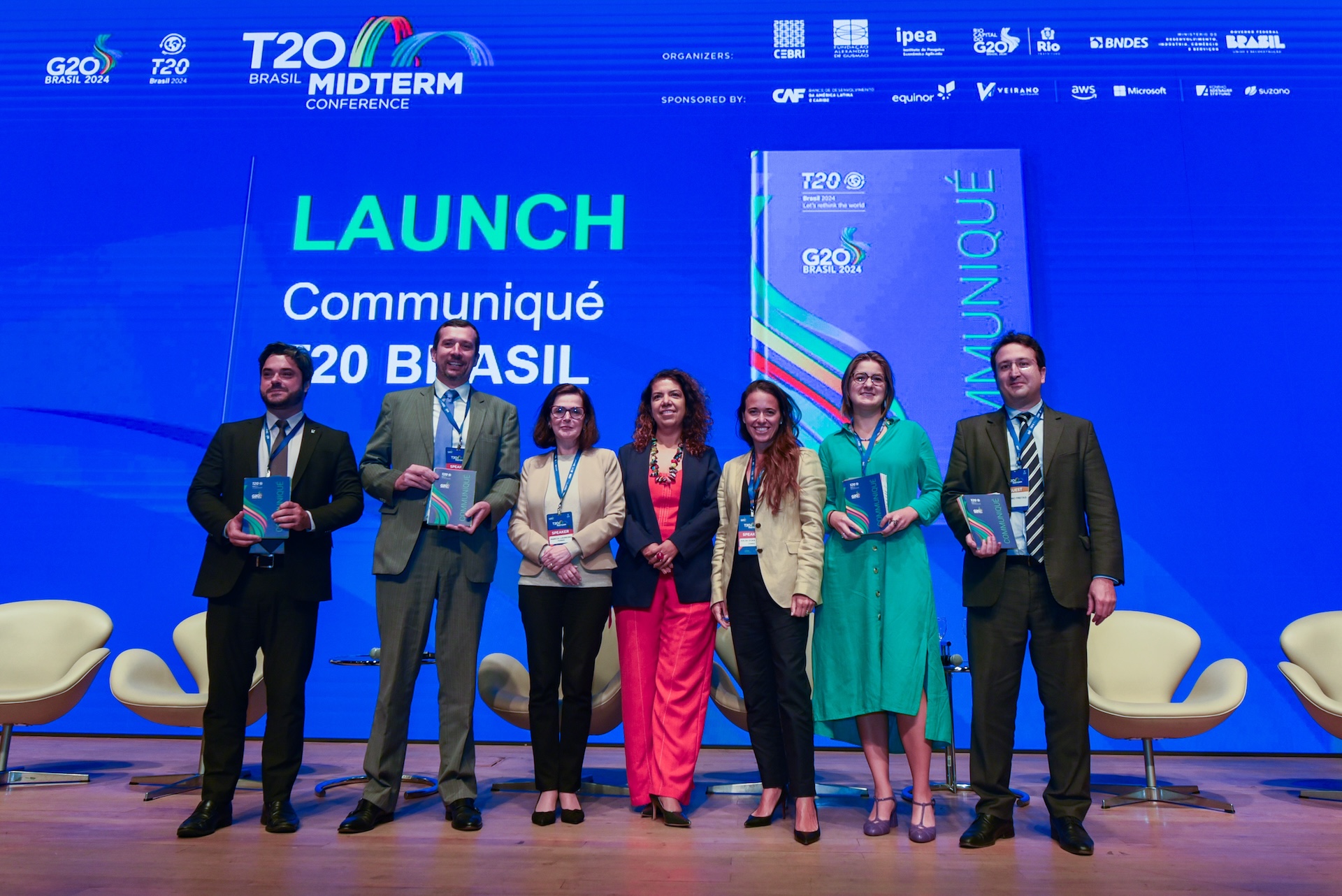 Representantes do governo brasileiro recebem oficialmente as recomendações do T20. Crédito: André Telles