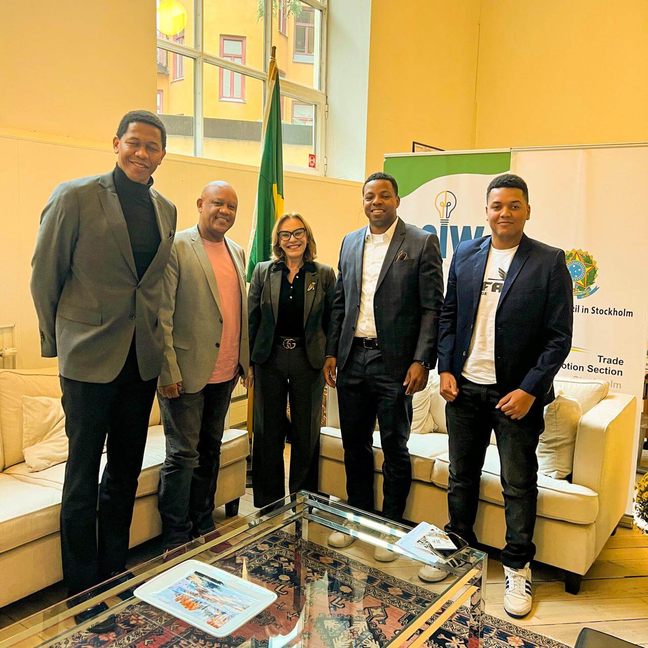 Comitiva do G20 Favelas com a embaixadora brasileira Maria Fontenele Reis. Foto: Divulgação G20 Favelas