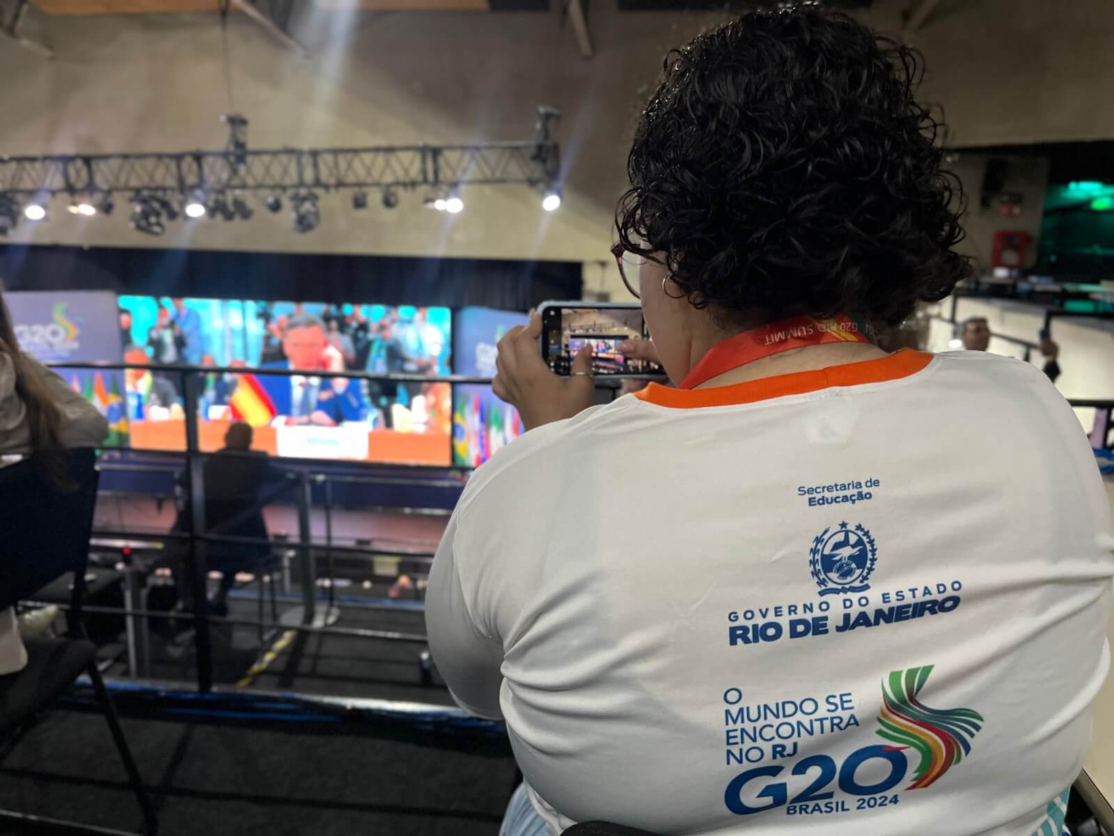 As estudantes da rede estadual de ensino acompanham todos os detalhes do evento.