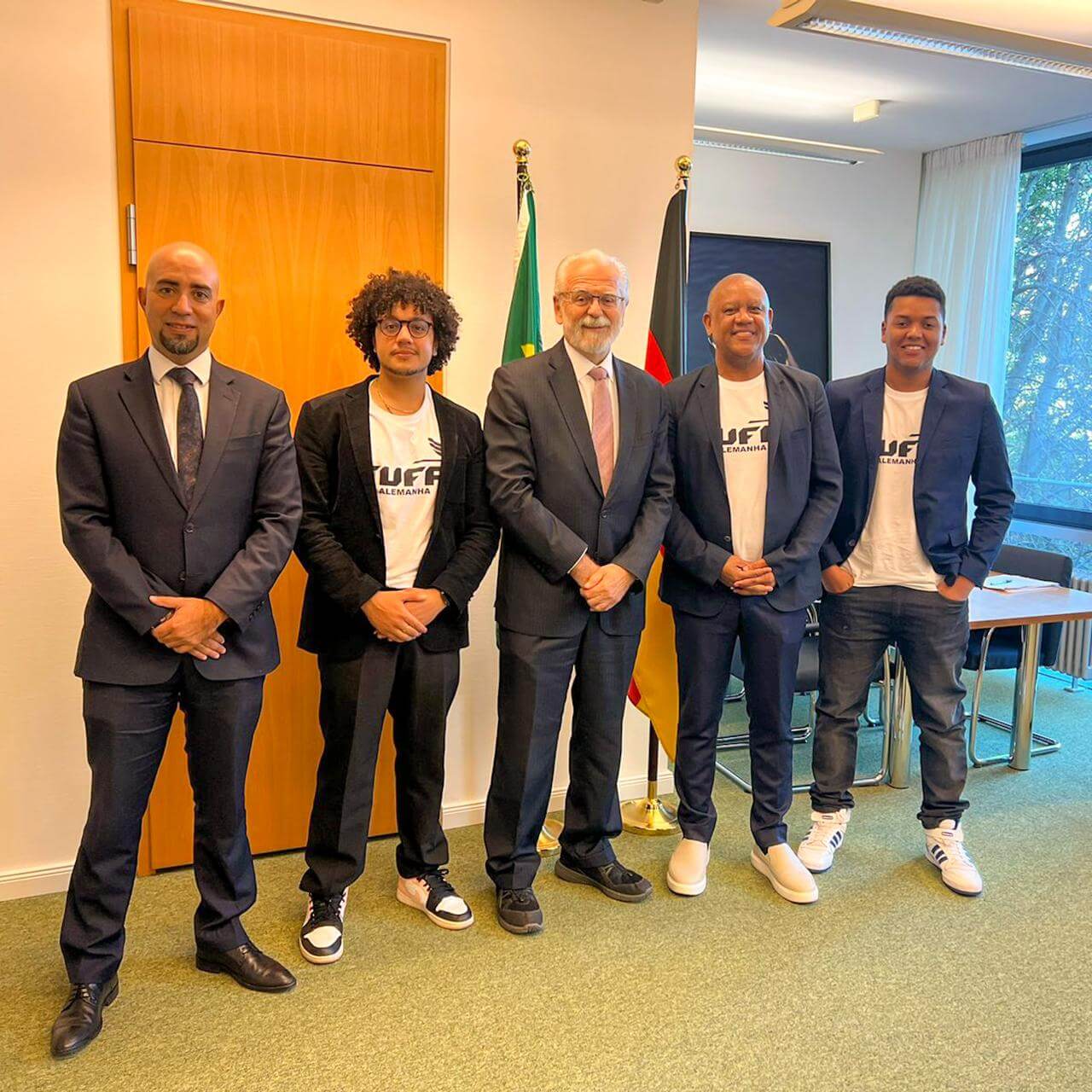 Comitiva do G20 Favelas com o embaixador brasileiro Roberto Jaguaribe. Foto: Divulgação G20 Favelas