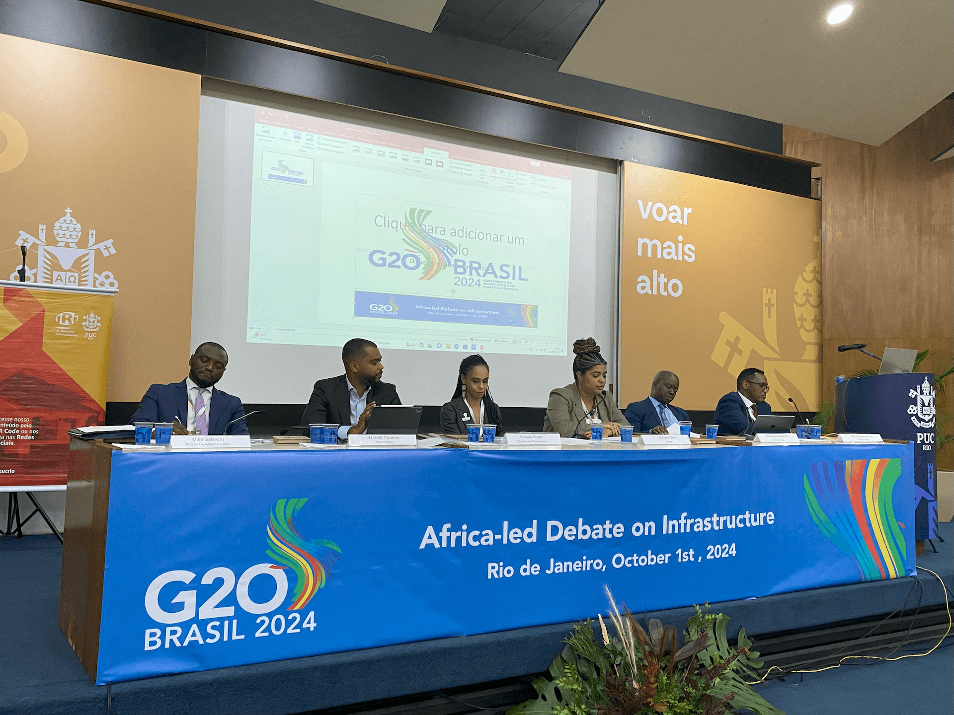 Mike Selawou, do AfDB; Harold Tavares, do Banco Mundial, Hannah Ryder, da Development Reimagined; Mariana Davi, do Ministério da Fazenda do Brasil; Boitumelo Mashilo, da África do Sul; e Eric Ntagengerwa, da União Africana, em evento promovido pelo G20 Brasil, no Rio de Janeiro. | Foto: Audiovisual / G20
