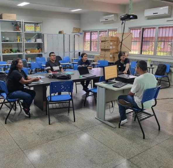 Reunião para realizar a primeira tradução de um boletim do G20. Crédito: Cássio Knapp/Universidade da Grande Dourados