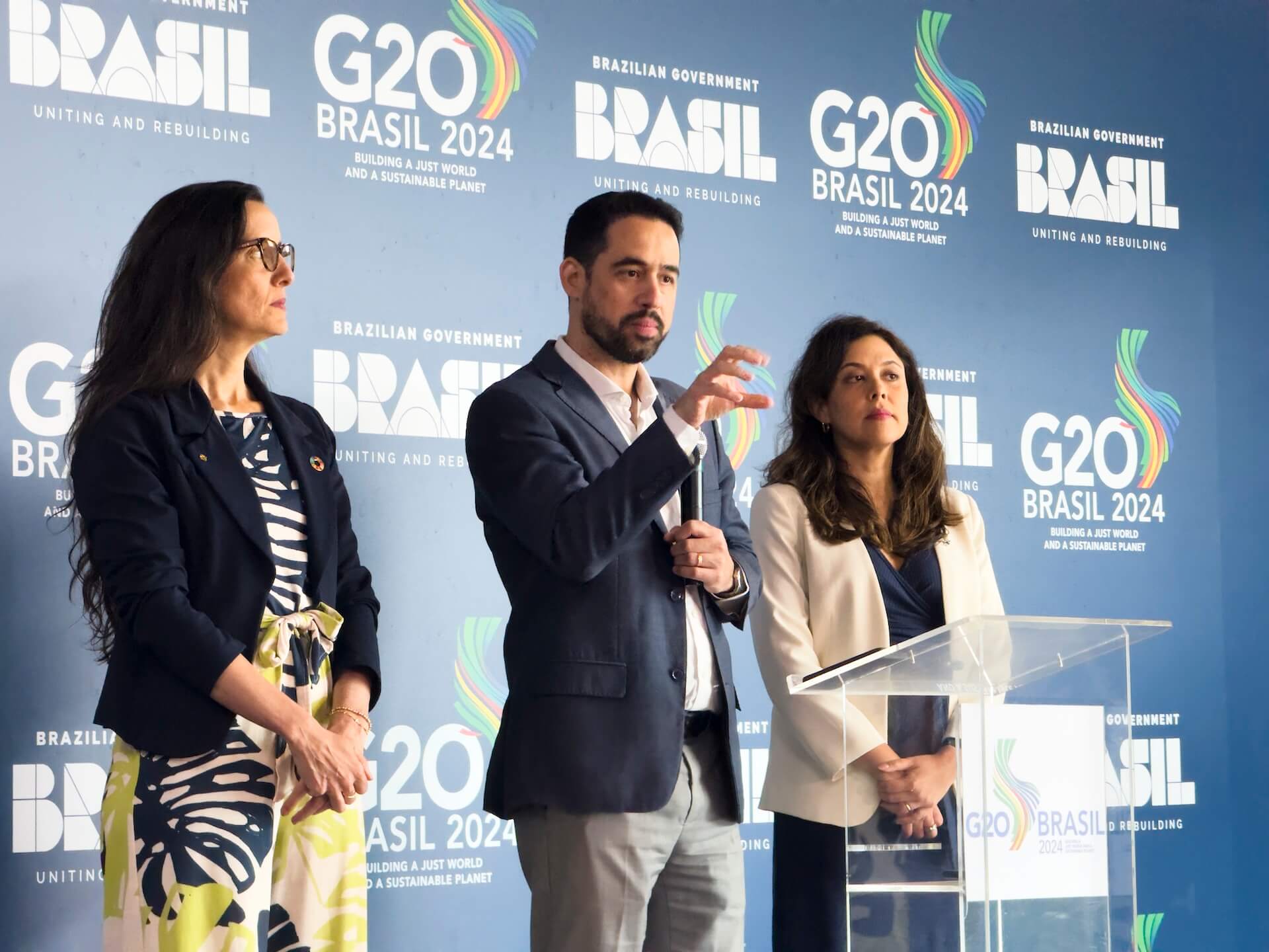 Cyntia Azevedo, do Banco Central do Brasil, Ivan Oliveira e Lívia Oliveira, do Ministério da Fazenda brasileiro, durante coletiva de imprensa em Belém do Pará, nesta semana. G20 chega ao consenso sobre a facilitação do acesso aos Fundos Verdes, prioridade brasileira no fórum | Foto: Audiovisual G20 Brasil