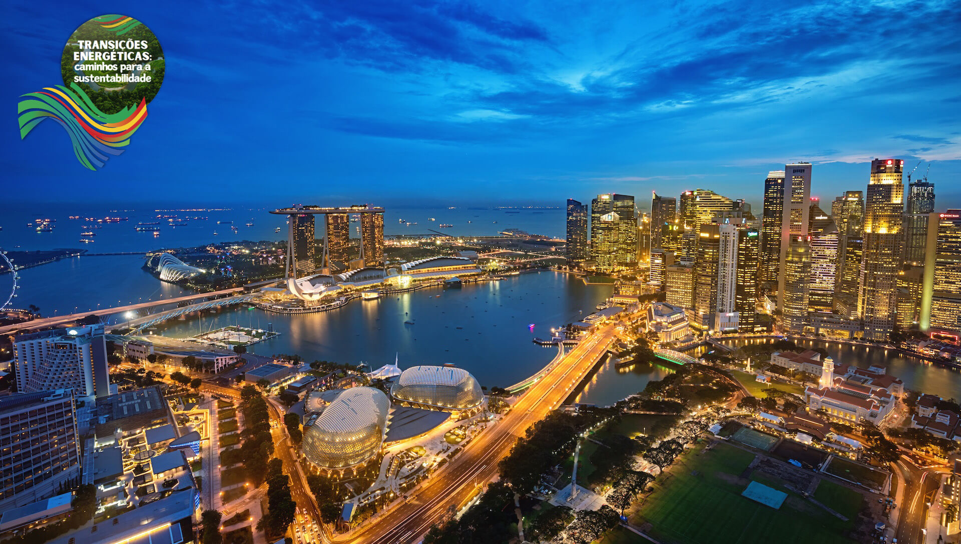 Vista aérea do centro de Singapura ao anoitecer em direção ao moderno distrito comercial. Crédito: Getty images.