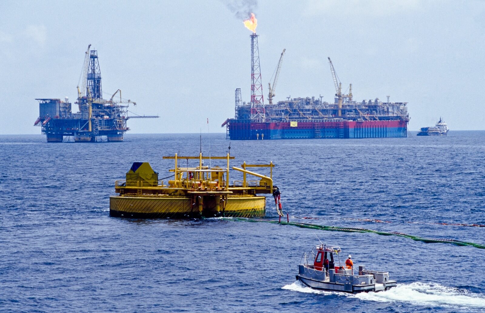 Navio flutuante de processamento e armazenamento para hidrocarbonetos na costa de Angola. Crédito: Getty images.