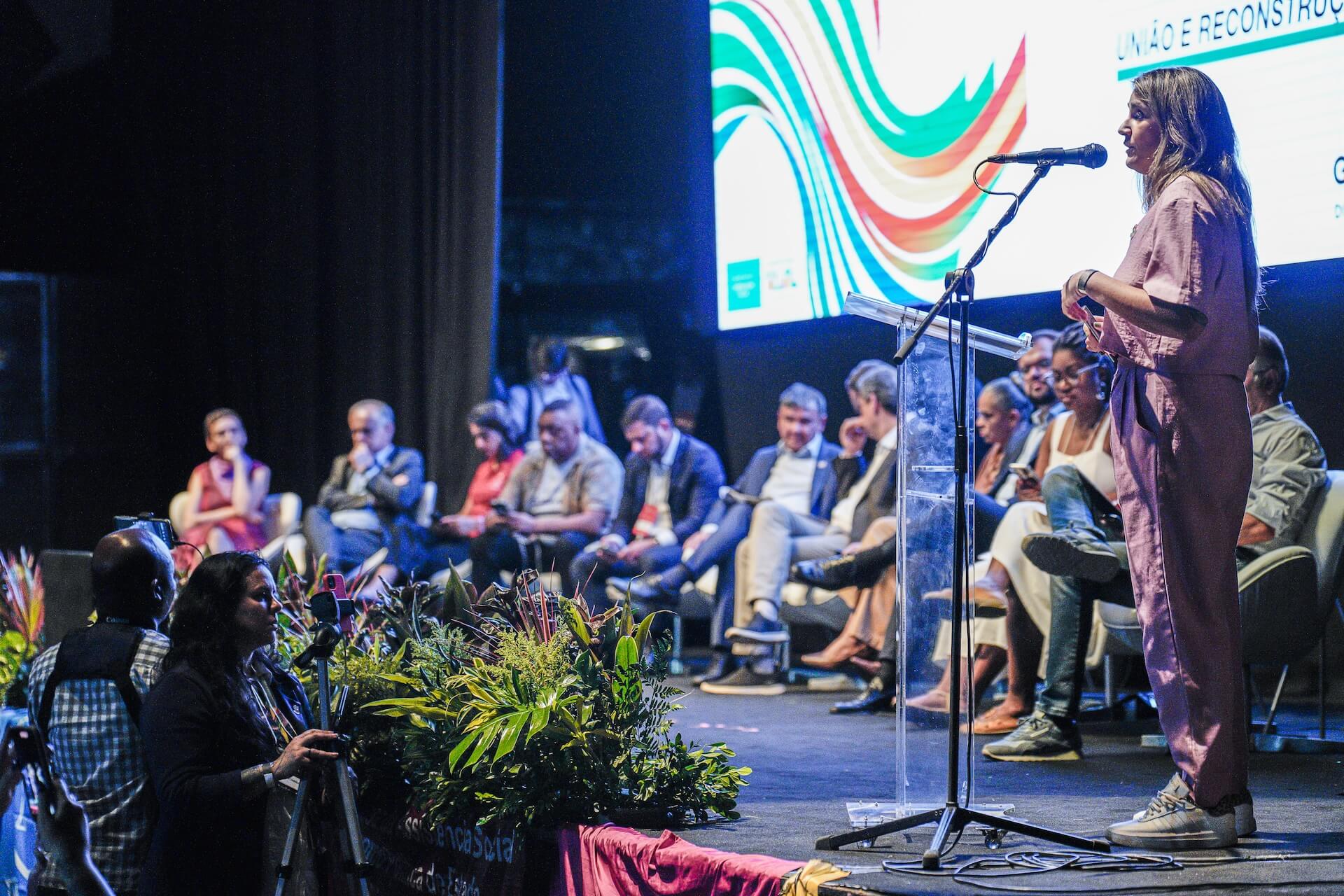Brunna Rosa, da Secretaria de Comunicação da Presidência da República do Brasil, apresenta estratégia para envolver movimentos sociais na cobertura do G20 Brasil | Foto: Audiovisual G20 Brasil
