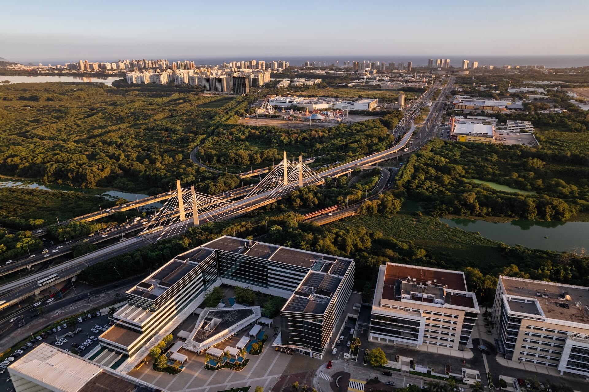 A infraestrutura resiliente ao clima é capaz de absorver eventos climáticos extremos. Crédito: Getty Images.