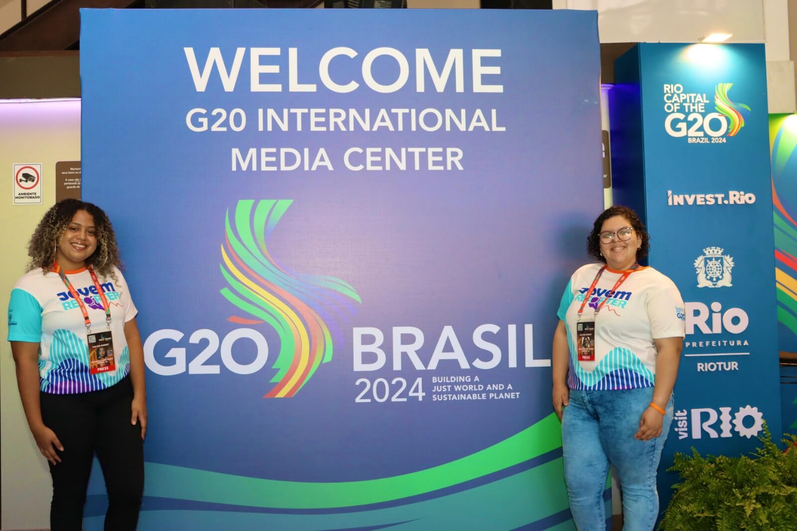 As alunas Júlia Souza e Manuella Lanes, do Ciep 413 Adão Pereira Nunes Intercultural Brasil-México, em São Gonçalo, chegam para a cobertura da Cúpula de Chefes de Estado do G20. Fotos: Ana Cabral - Seeduc-RJ