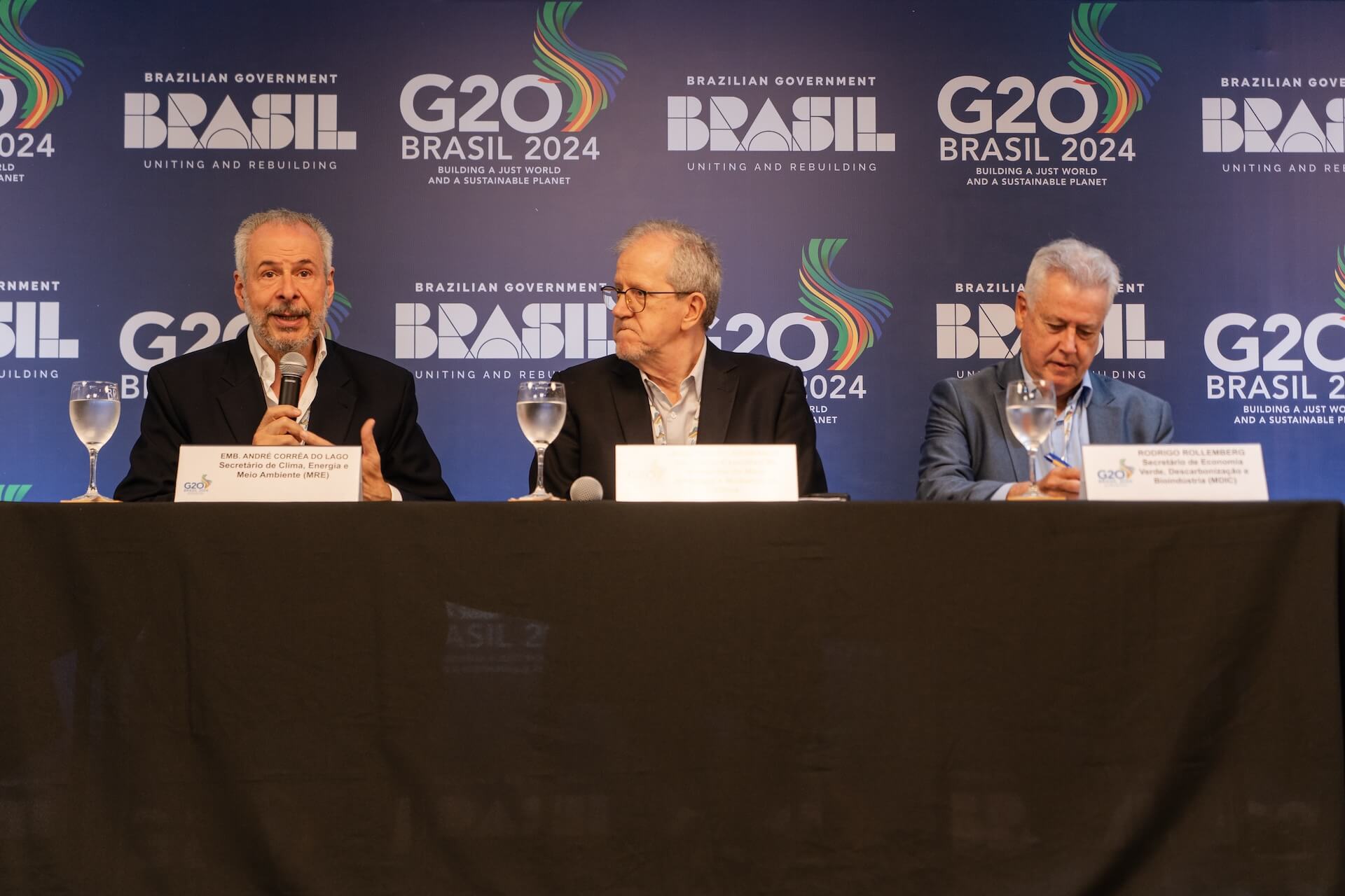 Embajador Corrêa do Lago, João Capobianco, del MMA, y Rodrigo Rollemberg, del MDIC, durante la rueda de prensa de clausura de la reunión de la Iniciativa de Bioeconomía del G20, celebrada el miércoles 19 de junio, en Manaos | Foto: Audiovisual G20