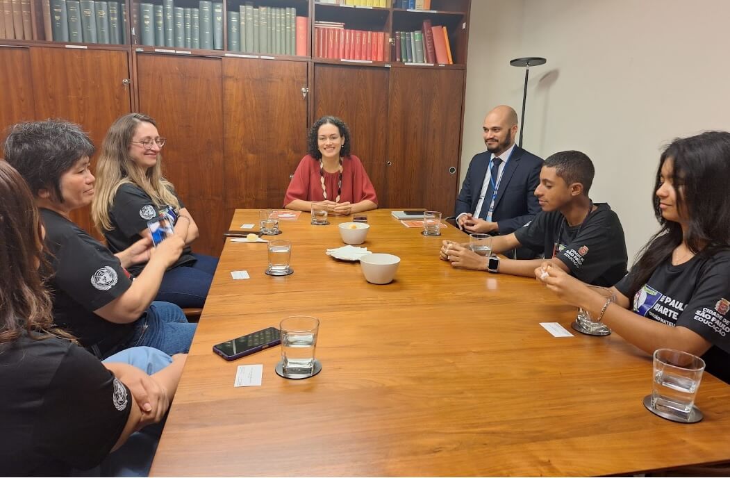 Os estudantes em conversa com a ministra Viviane Rios no escritório do Itamaraty. Foto: Divulgação/Imprensa Jovem