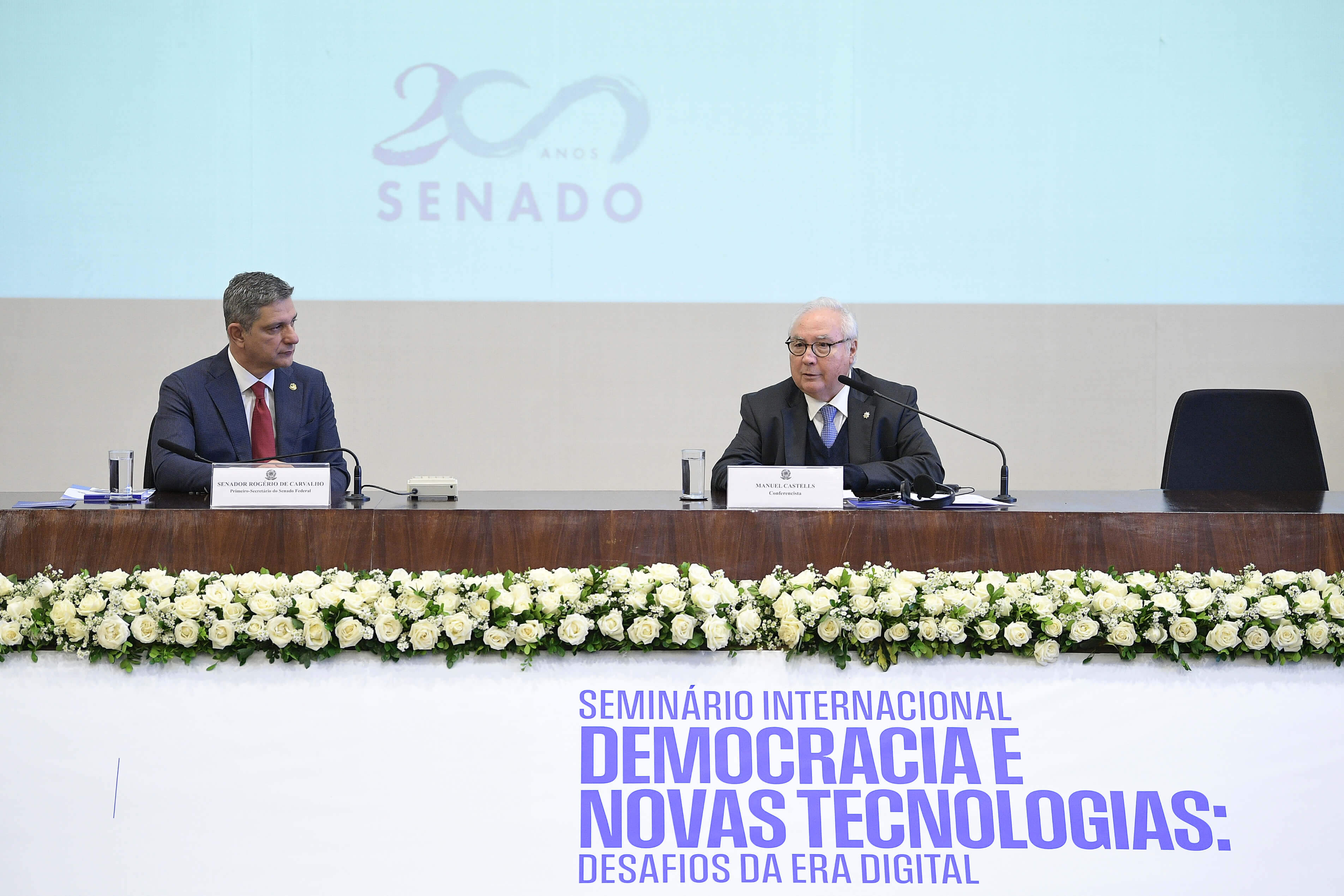 Primeiro-secretário do Senado Federal, senador Rogério Carvalho (PT-SE) e o sociólogo e professor espanhol Manuel Castells (conferencista). Foto: Pedro França/Agência Senado
