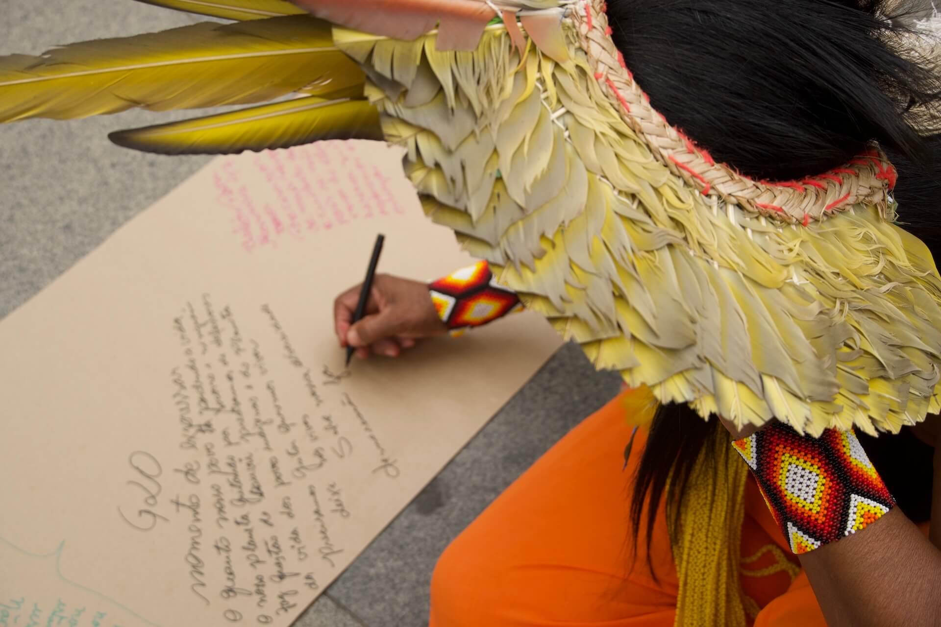 Participantes do G20 Social colaboram com o manifesto coletivo “Ecoando Vozes” em defesa do oceano e do meio ambiente. Foto: Tatiana Aguiar, Voz dos Oceanos. Foto: Divulgação Voz dos Oceanos