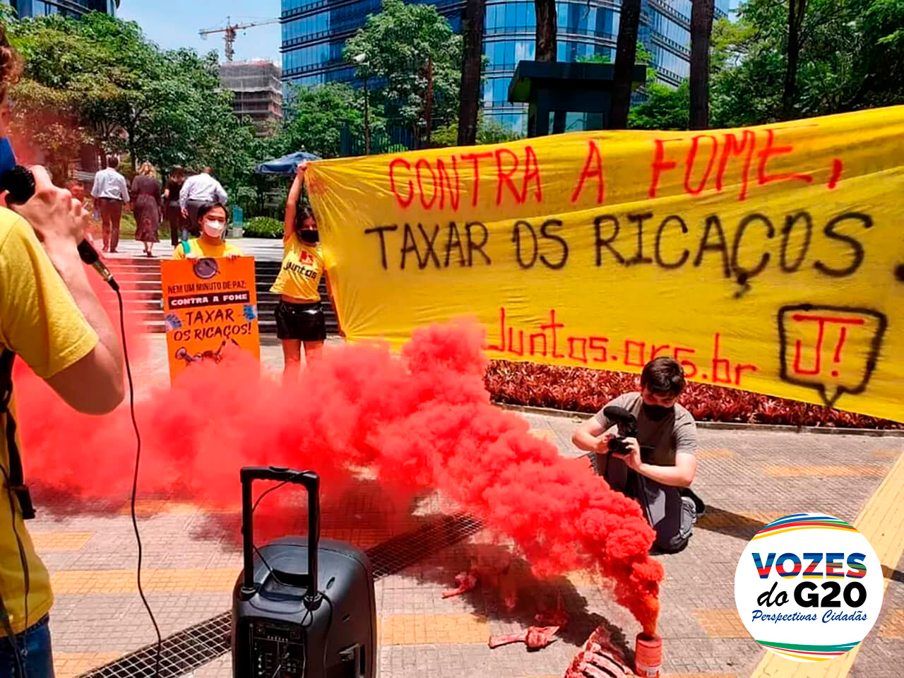 Registro de protesto da sociedade civil na cidade brasileira de São Paulo pela taxação dos bilionários. Na foto, lê-se: Contra a fome, taxar os ricaços. | Foto: Divulgação