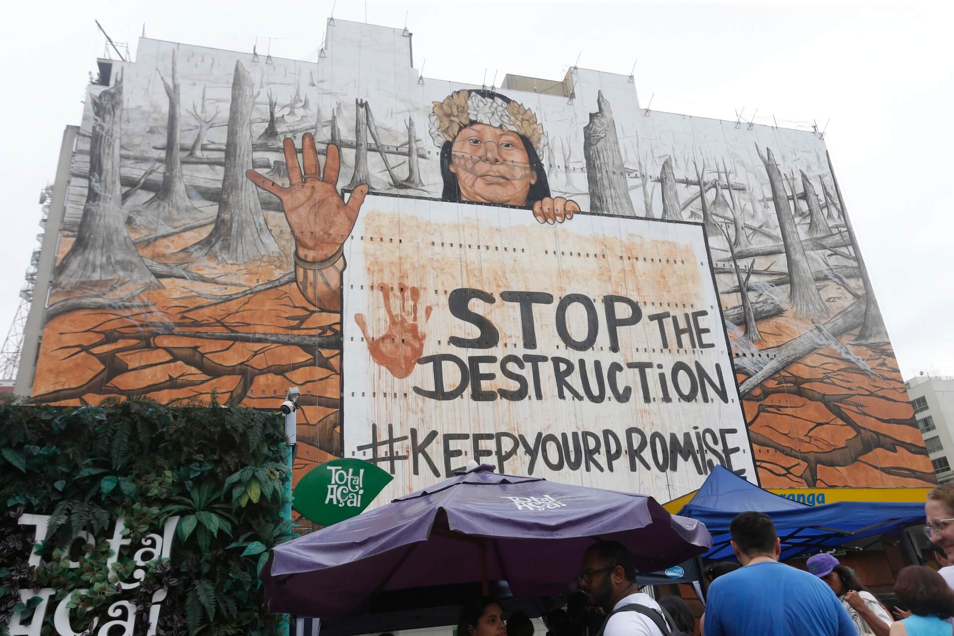 No último mês, o artivista Mundano entregou um dos maiores murais da América Latina, produzido com tintas feitas a partir de materiais resultantes de recentes crimes ambientais no Brasil. Foto: Paulo Pinto/Agência Brasil