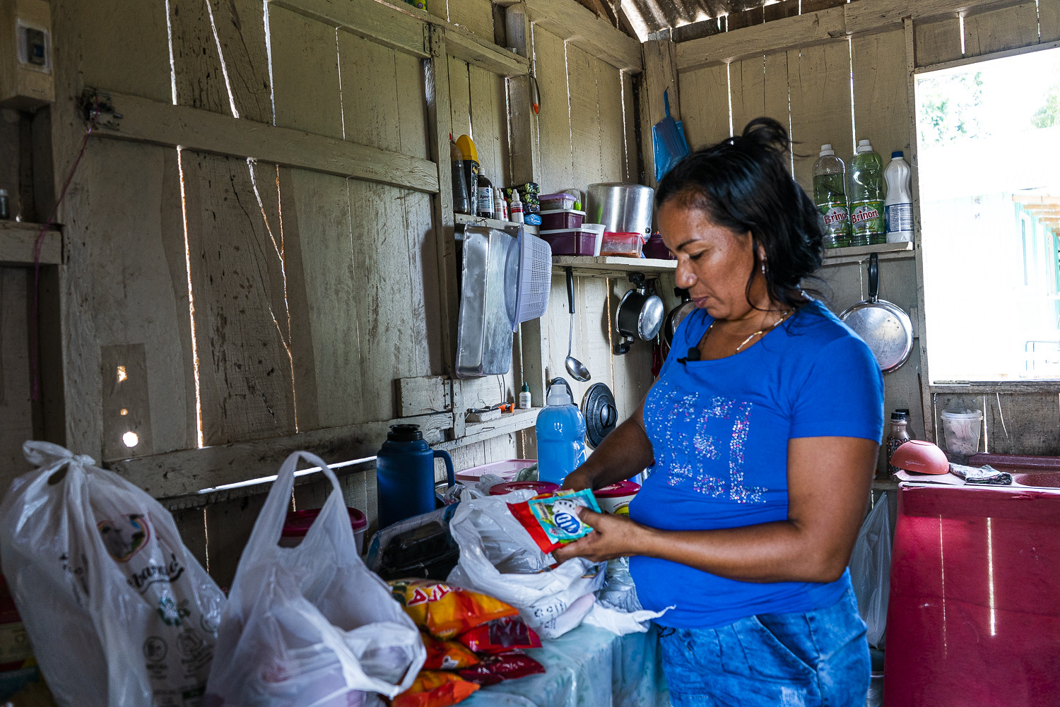 Economía de cuidados: las mujeres cuidan del hogar, los hijos y los ancianos de la familia, en un trabajo generalmente no remunerado. Foto: Juliana Pesqueira / Amazônia Real