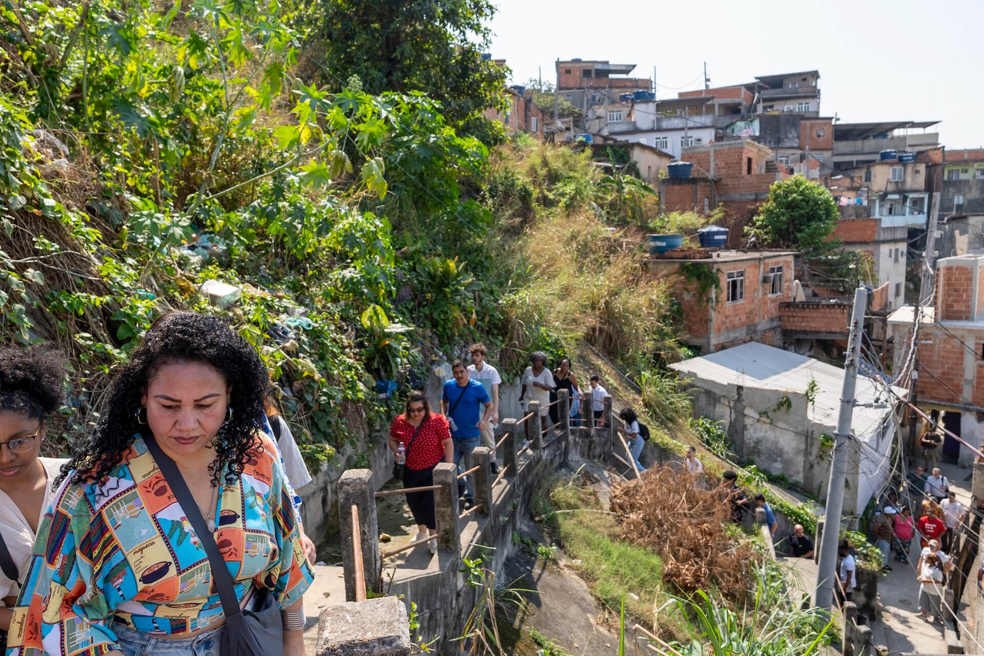 Comitiva formada por representantes dos grupos de trabalho de Empoderamento de Mulheres e de Redução do Risco de Desastres do G20 conheceu áreas de risco e iniciativas comunitárias realizadas na favela do Alemão, no Rio de Janeiro. Fotos: Leandro Vaz
