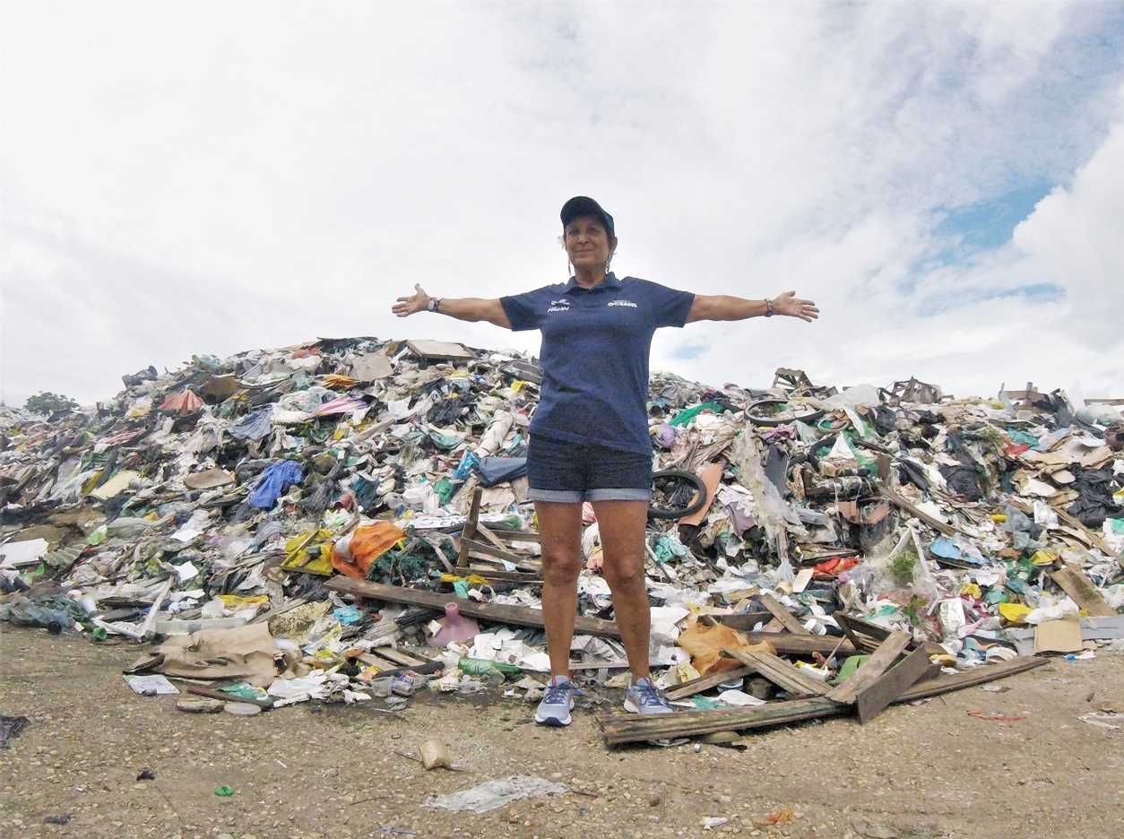 O projeto, ao atracar em Afuá, no Pará, ilha que enfrenta grande desafio de gestão de resíduos. Na foto, parte de um lixão ao ar livre na ilha. Foto: Divulgação/Voz dos Oceanos