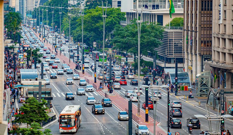 O uso do transporte público contribui indiretamente para a diminuição de riscos de desastres naturais.