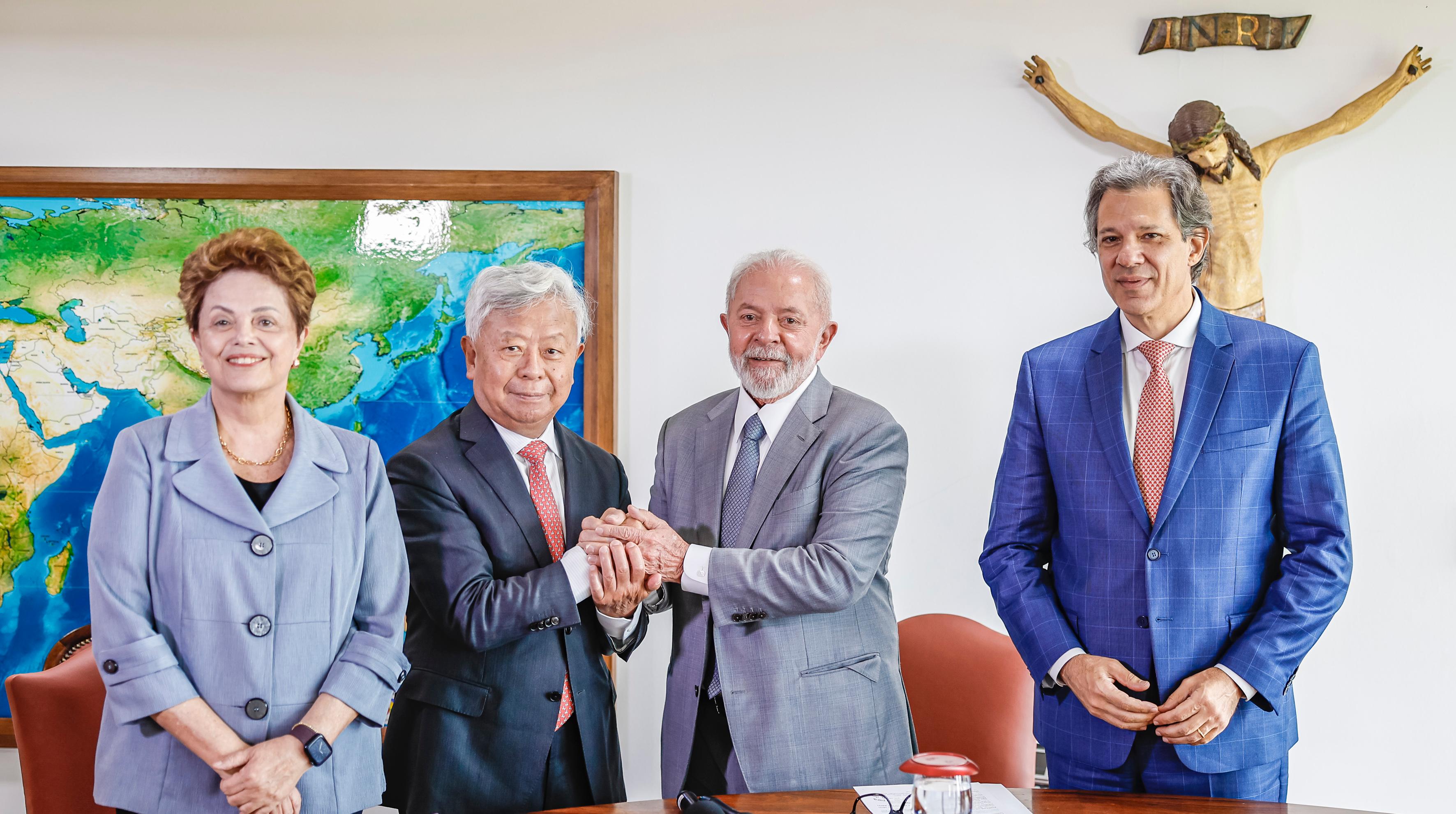 Presidente brasileño con Jin Liqun, del Banco Asiático de Inversión en Infraestructura (AIIB); Dilma Rousseff, presidenta del (NDB); y Fernando Haddad, ministro de Hacienda de Brasil, también participaron en la reunión.