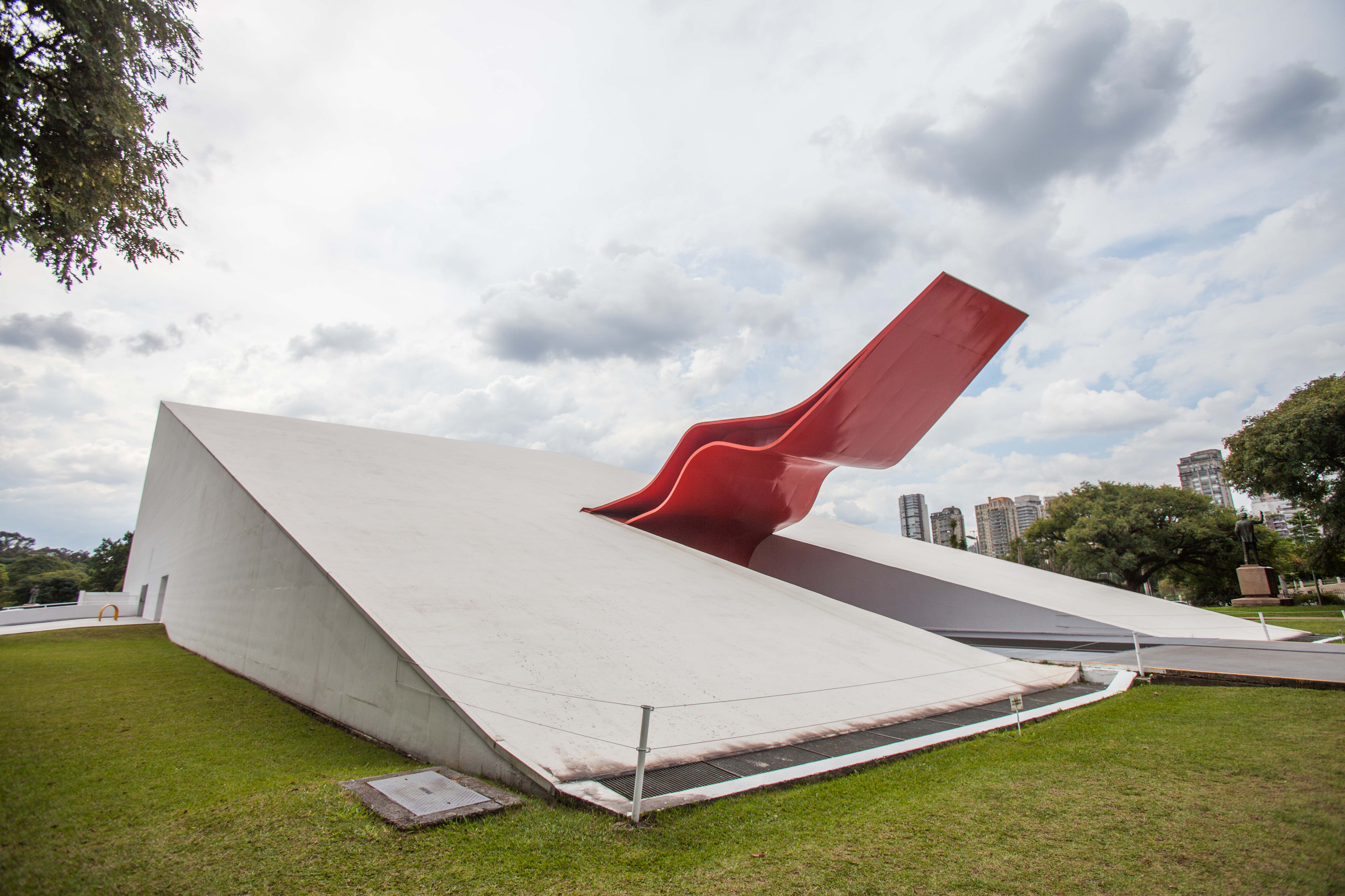 Situado en el Parque de Ibirapuera, el Auditorio de Ibirapuera fue diseñado por el arquitecto Oscar Niemeyer en la década de 1950 para actuaciones musicales, además de ser una escuela de música popular brasileña. El parque está catalogado como patrimonio histórico de São Paulo y ocupa una superficie de 158 hectáreas. Foto: Rogério Cassimiro/MTur.