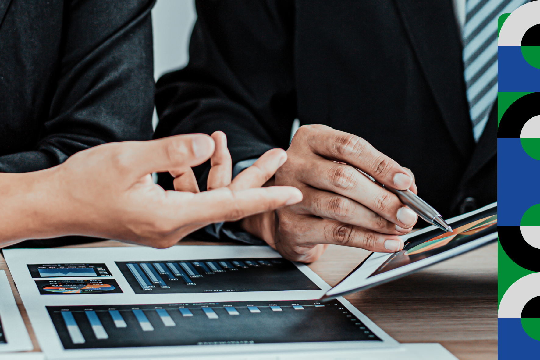 Uma pessoa mostra um documento com gráfico para outra