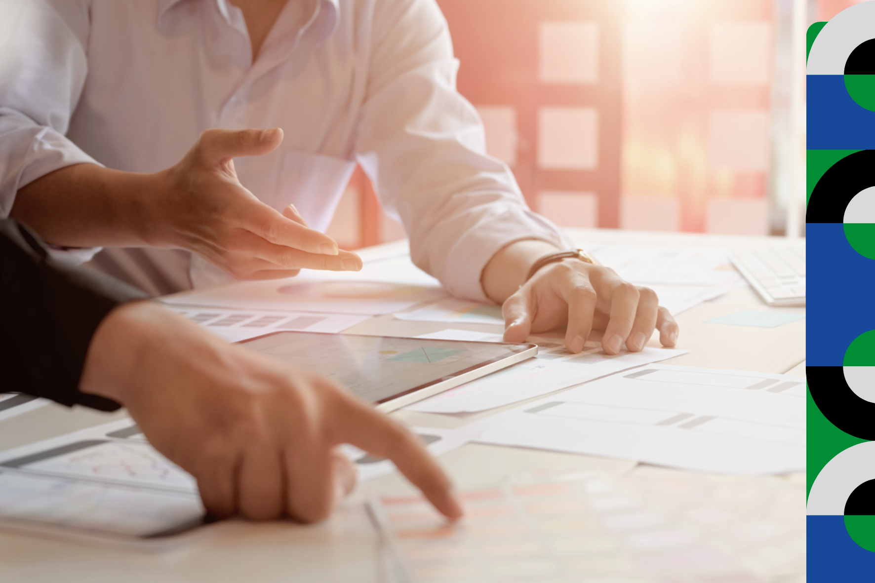 Duas pessoas sentadas em um escritório trabalham