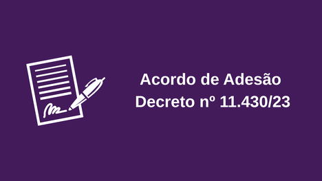 Ícone de um documento com linhas simulando texto e uma assinatura na parte inferior, acompanhado de uma caneta inclinada à direita, sobre fundo roxo.