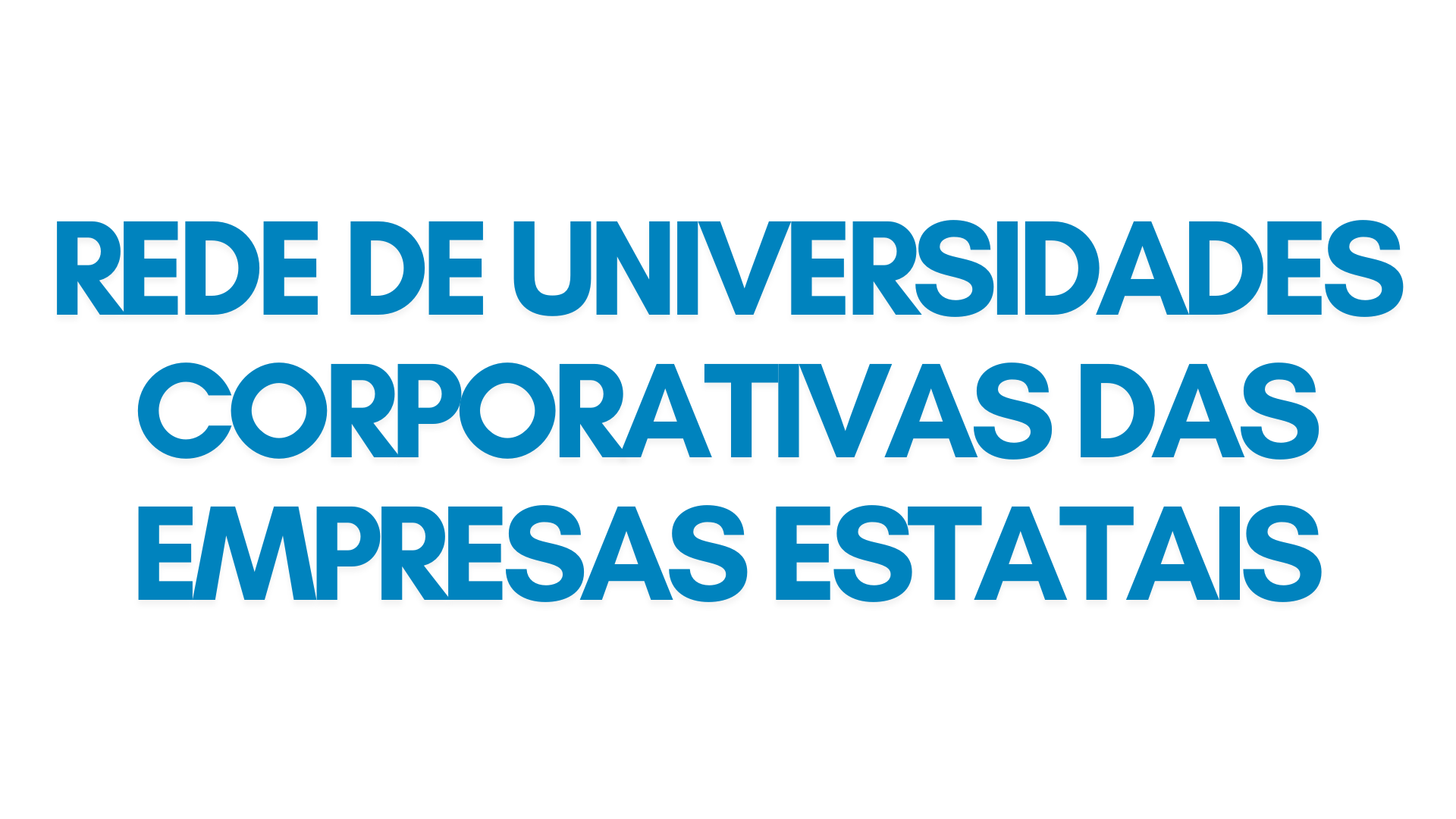 Botão com o nome "REDE DE UNIVERSIDADES CORPORATIVAS" no fundo cinza. Letras azuis e amarelas acompanhadas de um capelo amarelo.