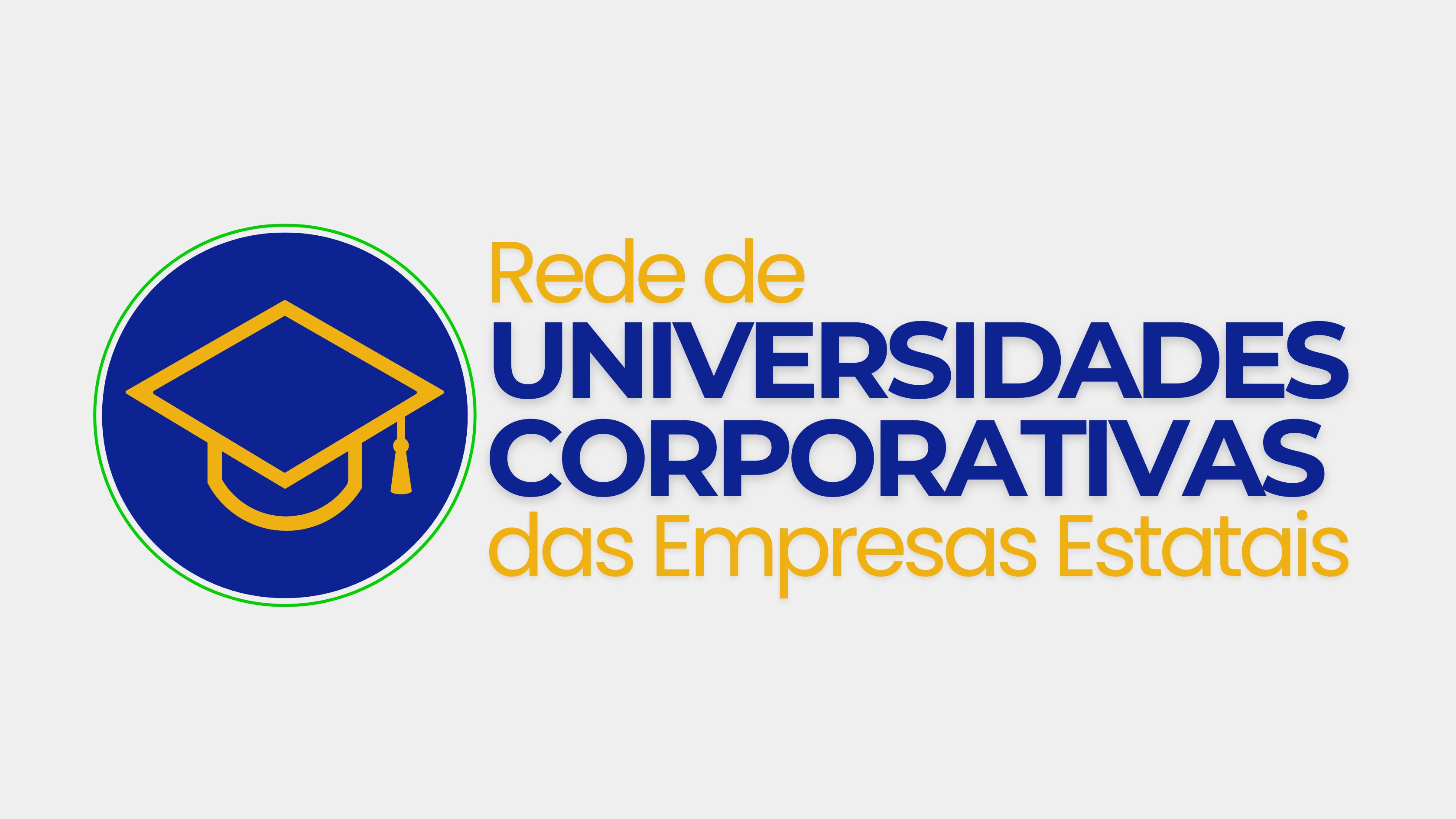 Botão com o nome "REDE DE UNIVERSIDADES CORPORATIVAS" no fundo cinza. Letras azuis e amarelas acompanhadas de um capelo amarelo.