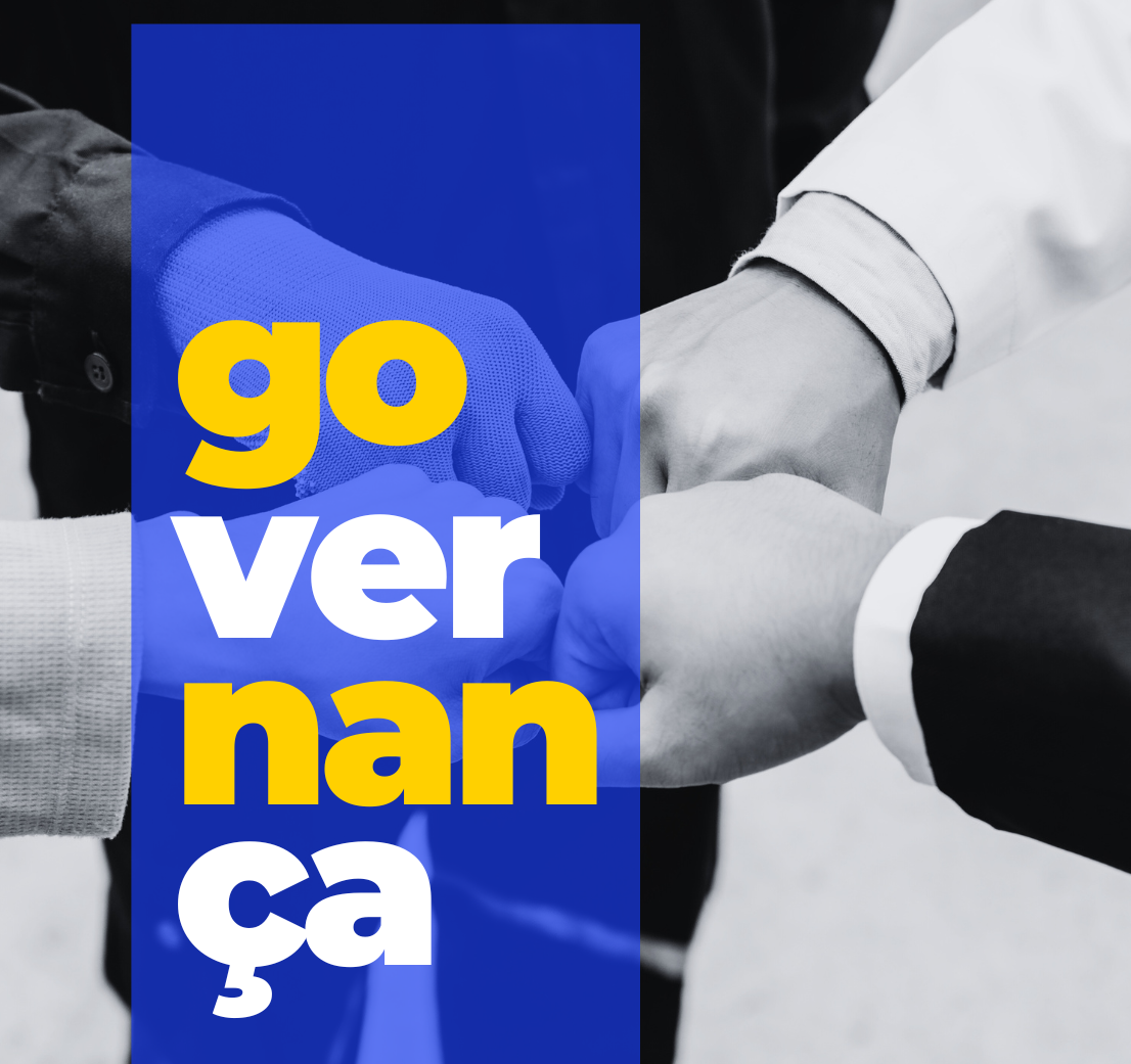 Imagem com fundo em preto e branco mostrando várias pessoas unindo as mãos no centro, formando um gesto coletivo de colaboração. Sobre a metade esquerda, há uma faixa azul translúcida com o texto “governança” disposto em três linhas, alternando cores entre amarelo e branco. A composição combina fotografia e design gráfico, representando o conceito de governança associada ao trabalho em equipe e cooperação.