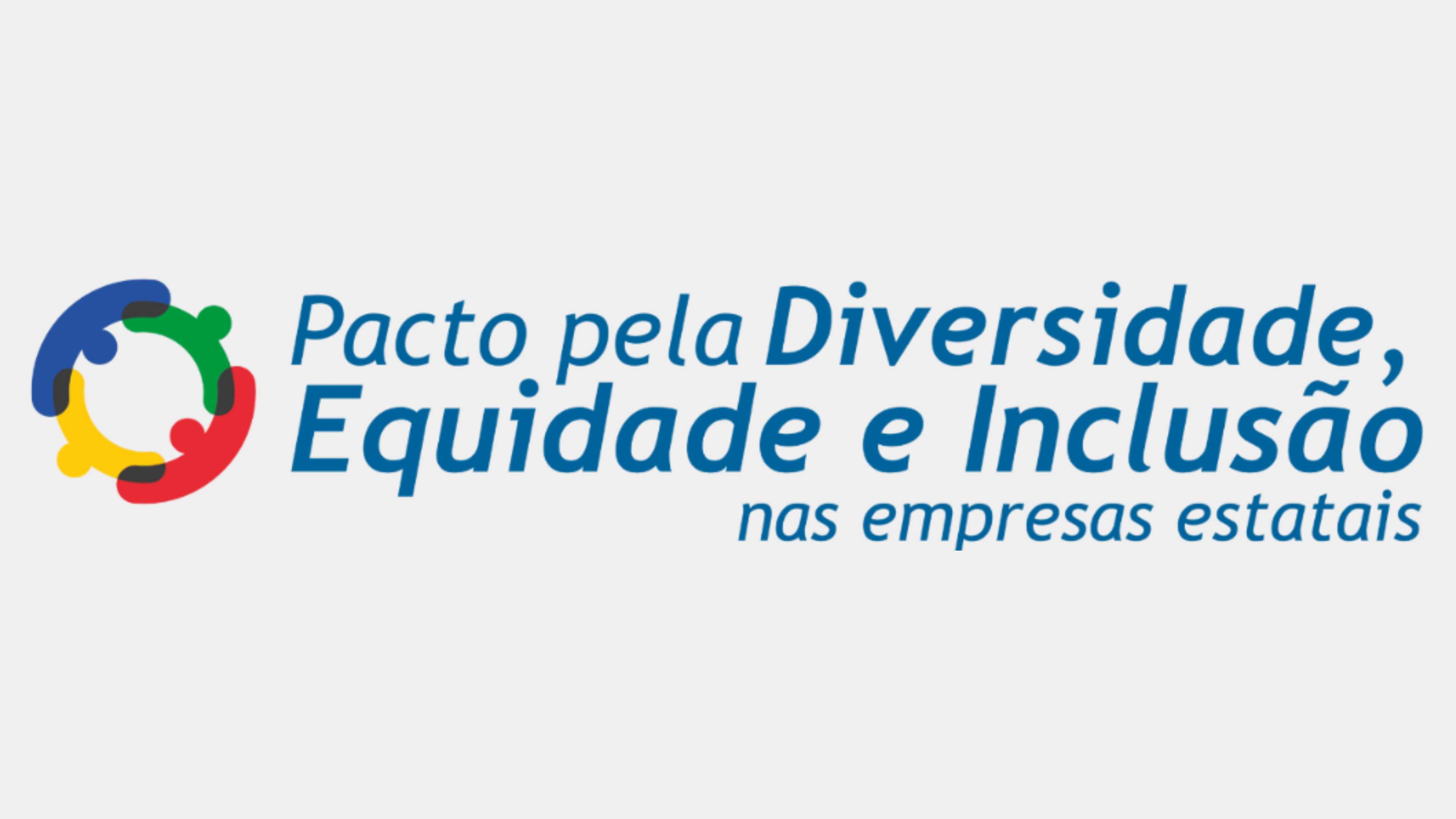 Imagem com fundo claro, contendo à esquerda um símbolo circular formado por quatro segmentos coloridos (azul, verde, amarelo e vermelho), sugerindo diversidade. À direita, aparece o texto em azul e preto: “Pacto pela Diversidade, Equidade e Inclusão nas empresas estatais”, indicando uma iniciativa voltada à promoção de diversidade e inclusão no contexto de empresas públicas.