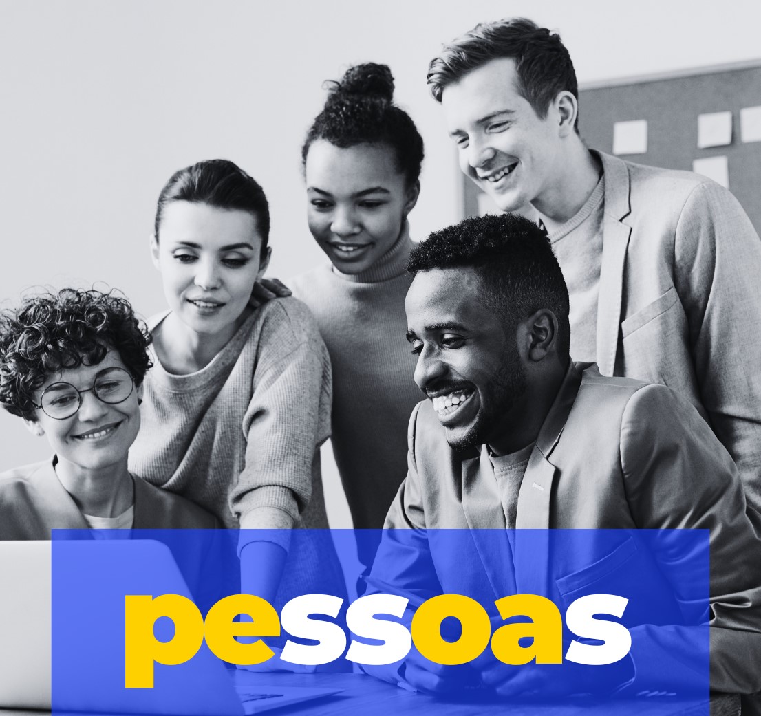Imagem em preto e branco mostra cinco pessoas reunidas ao redor de um computador, observando o conteúdo de forma conjunta. Na parte inferior, há uma faixa azul translúcida com a palavra “pessoas” em letras grandes, alternando cores entre amarelo e branco. A composição destaca interação e colaboração em equipe, associando o conceito de pessoas ao contexto organizacional.