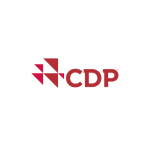 Imagem com fundo claro exibindo o logotipo “CDP”. À esquerda, há um conjunto de formas geométricas triangulares em vermelho, organizadas de modo a formar um símbolo abstrato. À direita, aparece o texto “CDP” em letras maiúsculas na cor vermelha, compondo uma identidade visual institucional.