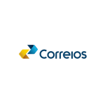 Logo sobre fundo claro composta por um símbolo e texto. À esquerda, há um ícone formado por duas formas geométricas em azul e amarelo que lembram setas ou movimento, sugerindo dinamismo e direção. À direita do símbolo, aparece a palavra “Correios” escrita em letras simples na cor azul, com inicial maiúscula e restante minúscula, criando uma identidade visual limpa e reconhecível.