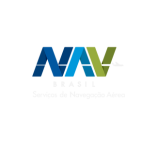 Logo sobre fundo claro com símbolo e texto em tons de azul e verde. No centro, há a sigla “NAV” em letras grandes e estilizadas, onde o “N” e o “A” aparecem em azul e o “V” em verde, formando um conjunto moderno e dinâmico. Abaixo da sigla, em tamanho menor, lê-se “BRASIL”, seguido de uma linha ainda menor com o texto “Navegação Aérea”, indicando a atuação da instituição.