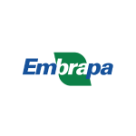 Logo sobre fundo claro com tipografia estilizada em duas cores. No centro, aparece a palavra “Embrapa”, onde “Em” e “rapa” estão em azul e a parte central da palavra é atravessada por uma forma geométrica em verde, criando um efeito de faixa ou bloco sobre as letras. O design é simples e moderno, com forte contraste entre o azul e o verde, transmitindo identidade institucional ligada ao setor agropecuário.