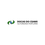 Imagem com fundo claro contendo o logotipo “Docas do Ceará – Autoridade Portuária”. À esquerda, há um símbolo oval estilizado em tons de verde e azul, sugerindo movimento e elementos marítimos. À direita do símbolo, aparece o texto “DOCAS DO CEARÁ” em letras maiúsculas, com “Autoridade Portuária” abaixo em tamanho menor. O conjunto representa a identidade visual institucional relacionada à gestão portuária.