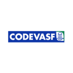 Logo retangular com fundo azul escuro, onde aparece o nome “CODEVASF” escrito em letras maiúsculas brancas, em destaque no centro. À direita do texto, há um pequeno símbolo em formato quadrado contendo linhas curvas e um elemento circular estilizado, também em branco e azul, sugerindo um ícone institucional relacionado à água ou desenvolvimento. O fundo ao redor do logo é claro, ressaltando o contraste das cores.