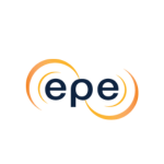 Logo sobre fundo claro com composição simples e moderna. No centro, aparece a sigla “epe” em letras minúsculas na cor azul escuro. Ao redor das letras, especialmente à direita e parcialmente à esquerda, há arcos circulares em tom laranja, formando uma espécie de espiral ou movimento contínuo, sugerindo energia, fluxo ou dinamismo na identidade visual.